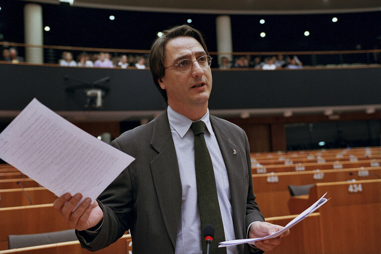 Photo 2 : Claudio FAVA in a meeting at the EP in Brussels.