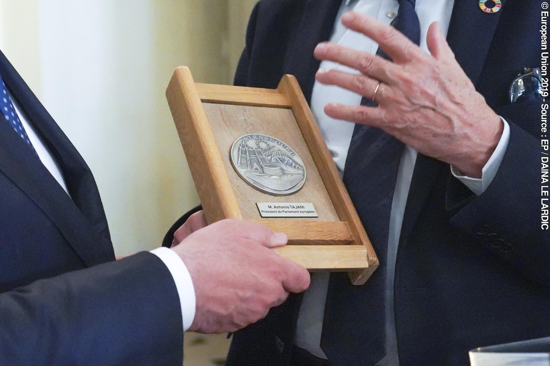 Zdjęcie 11: Antonio TAJANI, EP President receives the Medal of Honor from the city of Strasbourg