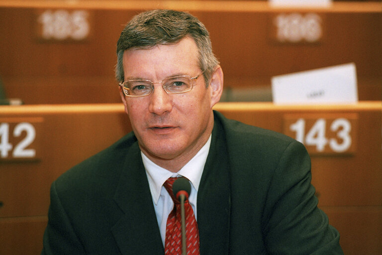 Foto 5: David MARTIN  in a meeting at the EP in Brussels.