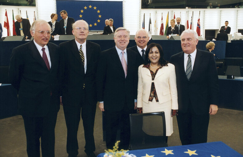 Foto 2: Signature of 10 Lex texts with the EP President and the Minister for European Affairs of Ireland.