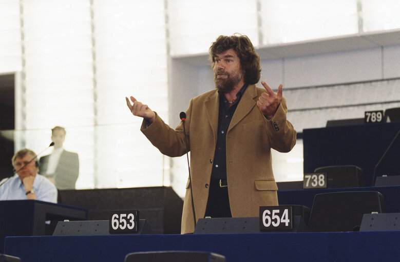 Foto 2: Reinhold MESSNER in plenary session in Strasbourg.