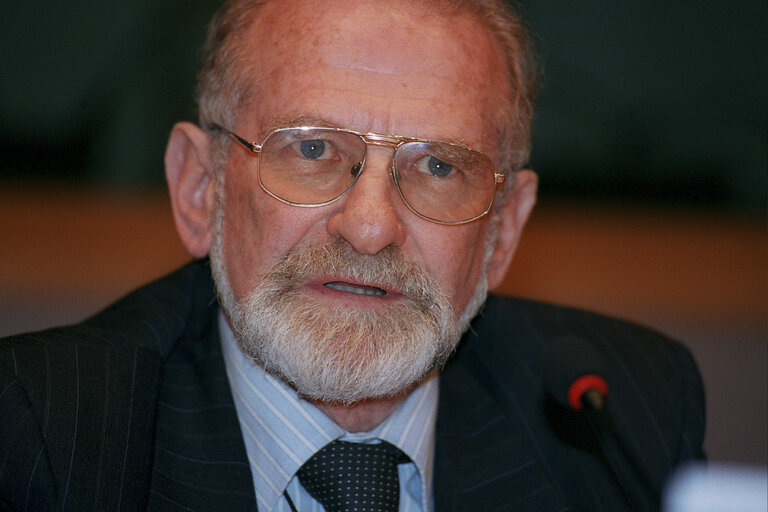 Fotogrāfija 3: Bronislaw GEREMEK at the EP in Strasbourg.