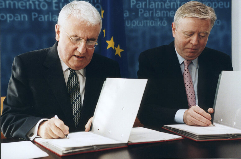 Foto 3: Signature of 10 Lex texts with the EP President and the Minister for European Affairs of Ireland.