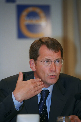 Fotografija 2: Press conference following the 2004 European Elections.