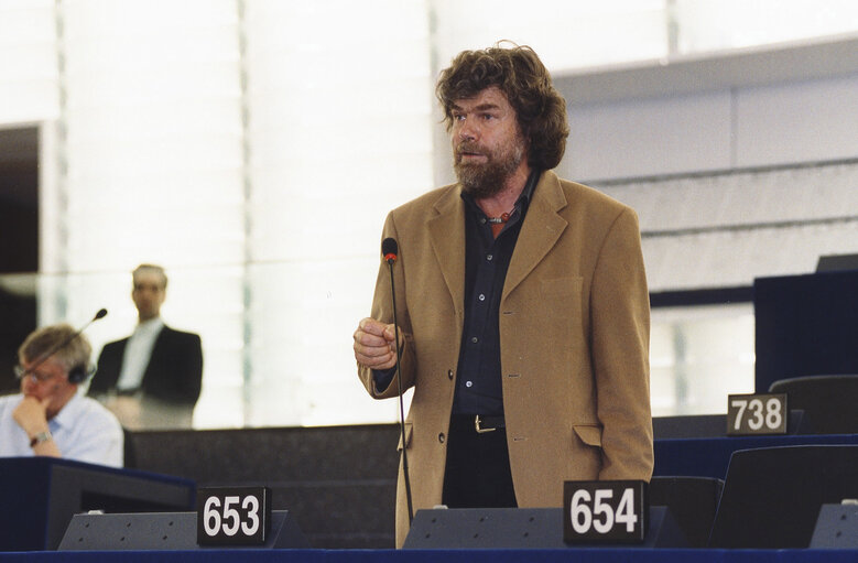 Foto 3: Reinhold MESSNER in plenary session in Strasbourg.