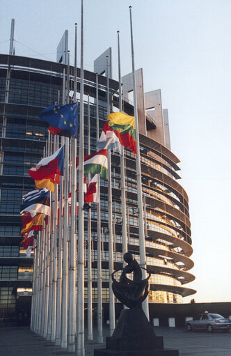 Foto 2: European flags at half-mast following the Tsunami in Asia.