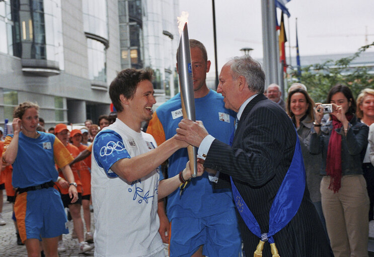 Fotografi 2: Passage, at the EP in Brussels, of the Olympic flame for the 2004 Games in Athens.