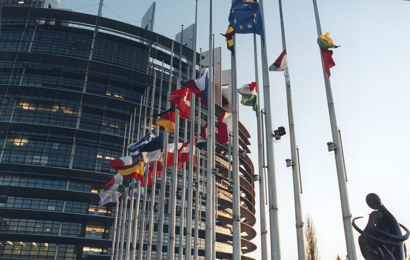 Foto 3: European flags at half-mast following the Tsunami in Asia.