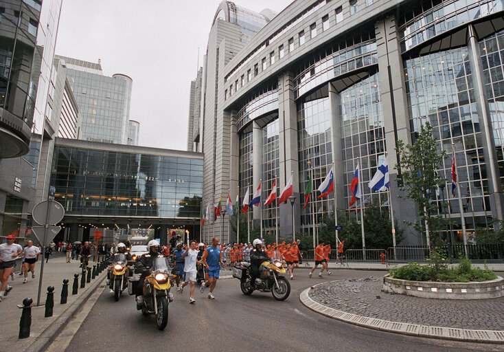 Billede 3: Passage, at the EP in Brussels, of the Olympic flame for the 2004 Games in Athens.