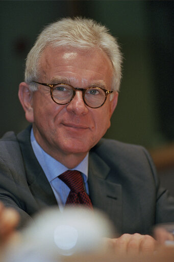 Foto 9: Hans Gert POETTERING in a meeting at the EP in Brussels.