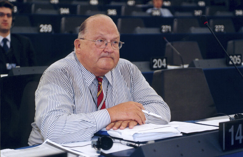 Fotó 3: Jean Luc DEHAENE in Plenary session in Strasbourg.