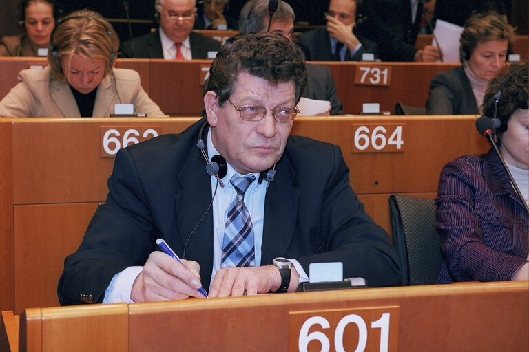 Foto 12: Gerard DEPREZ in a meeting at the EP in Brussels.