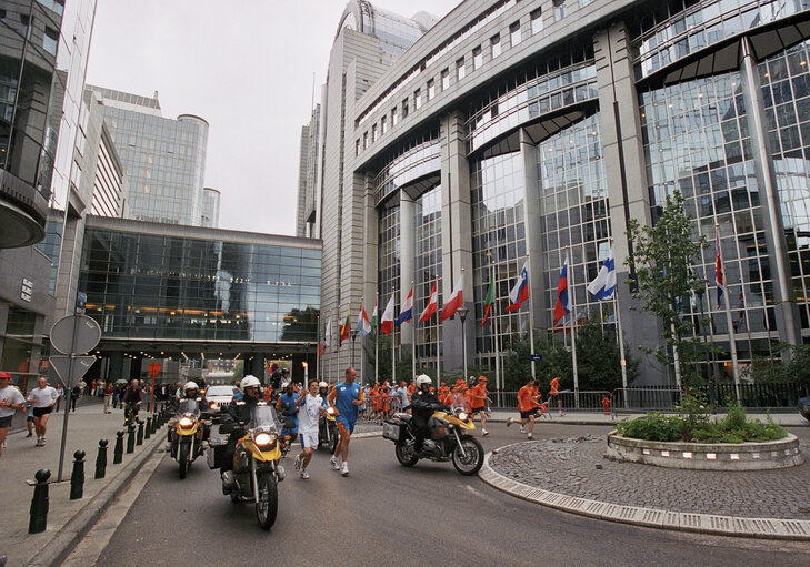 Fotografi 4: Passage, at the EP in Brussels, of the Olympic flame for the 2004 Games in Athens.