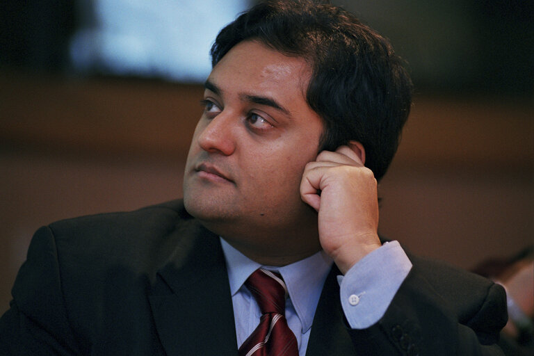 Foto 3: Claude MORAES in a meeting at the EP in Brussels.