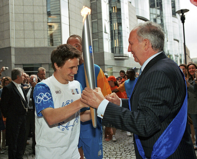 Fotografi 5: Passage, at the EP in Brussels, of the Olympic flame for the 2004 Games in Athens.