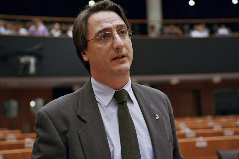 Foto 3: Claudio FAVA in a meeting at the EP in Brussels.