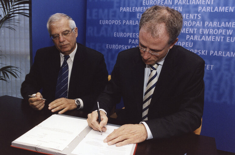 Fotografija 3: Signature LEX with the EP President and the Dutch Minister for European Affairs.