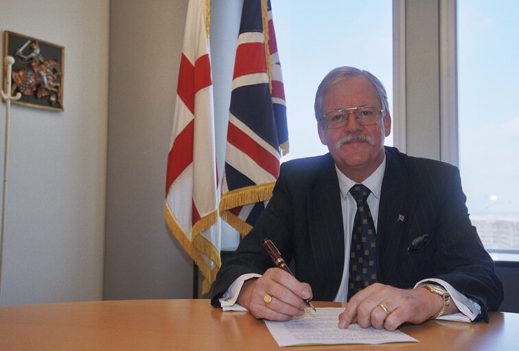 Fotografi 3: Roger HELMER at the EP in Brussels.