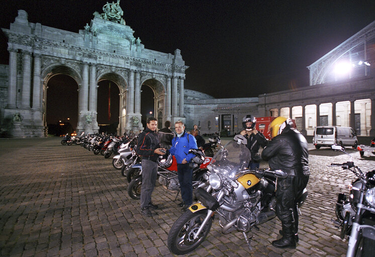 Photo 9 : Demonstration by motorbike riders.