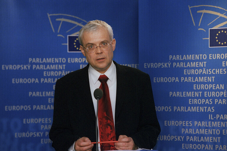 Снимка 4: Press conference by the Commissioner designate for Employment following his hearing by the EP.