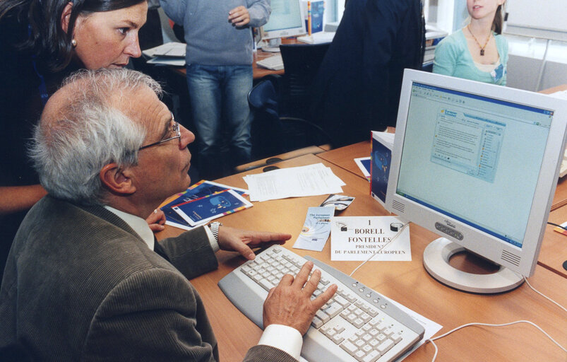 Fotografie 1: MEPs participating at a chat session on the European Constitution on the  European Schoolnet.