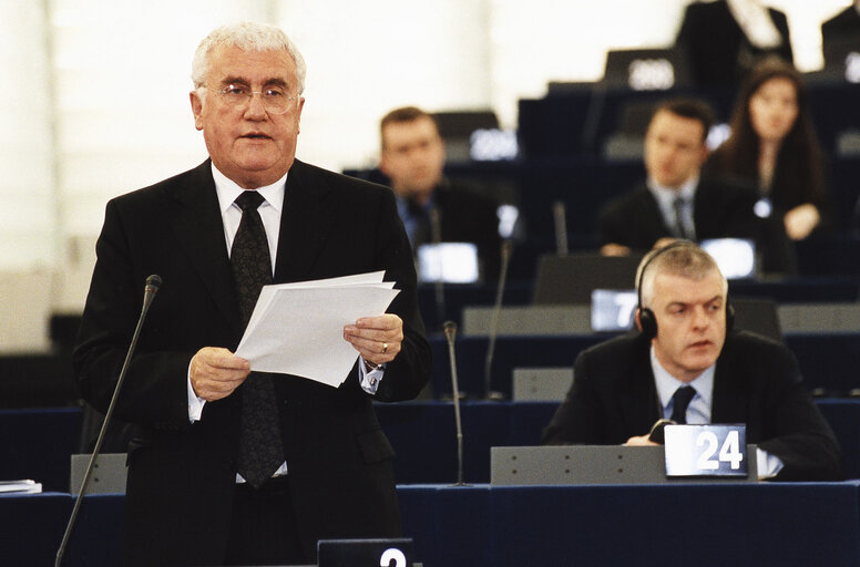 Photo 2 : Dick ROCHE in plenary session in Strasbourg.