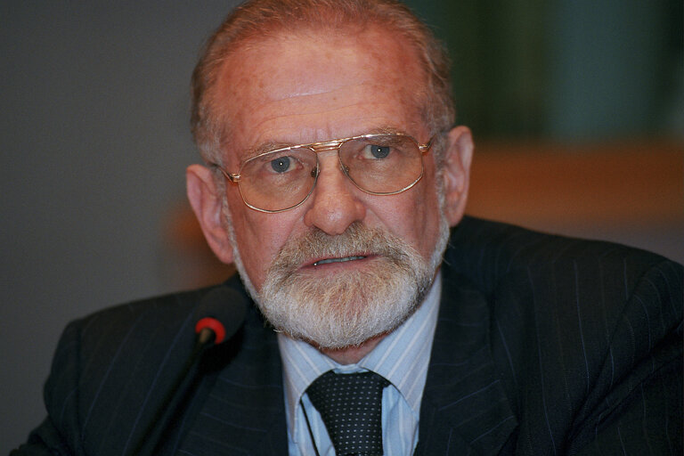 Foto 6: Bronislaw GEREMEK at the EP in Strasbourg.