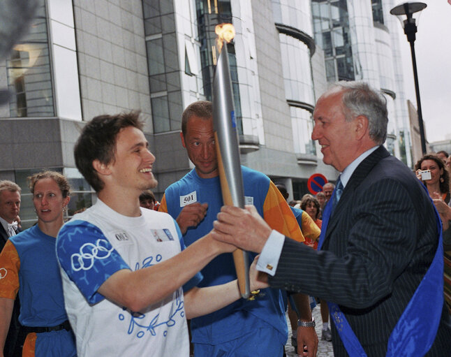 Fotografi 6: Passage, at the EP in Brussels, of the Olympic flame for the 2004 Games in Athens.