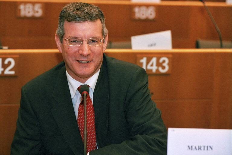 Foto 6: David MARTIN in a meeting at the EP in Brussels.