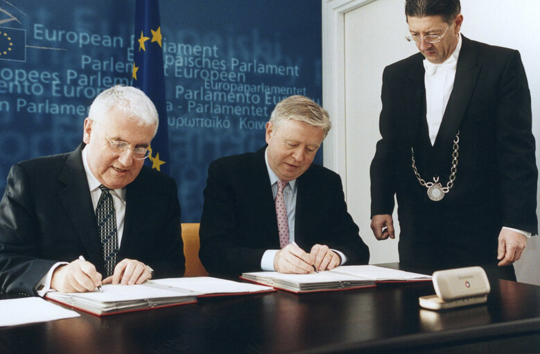 Foto 4: Signature of 10 Lex texts with the EP President and the Minister for European Affairs of Ireland.