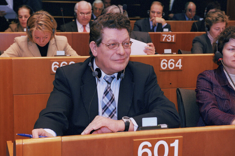 Foto 11: Gerard DEPREZ in a meeting at the EP in Brussels.