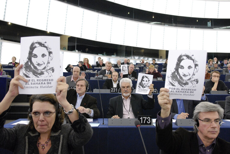 Nuotrauka 4: Demonstration Aminetu Haidar during the plenary session in Strasbourg.