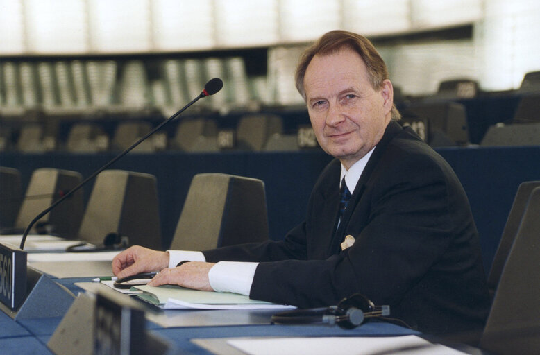 Снимка 5: Reino PAASILINNA in Plenary Session in Strasbourg.