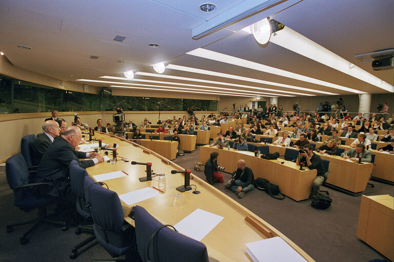 Fotó 13: Press Conference by the President and the Vice President of the European Convention on the adoption, by the European Council, of the Constitutional Project.