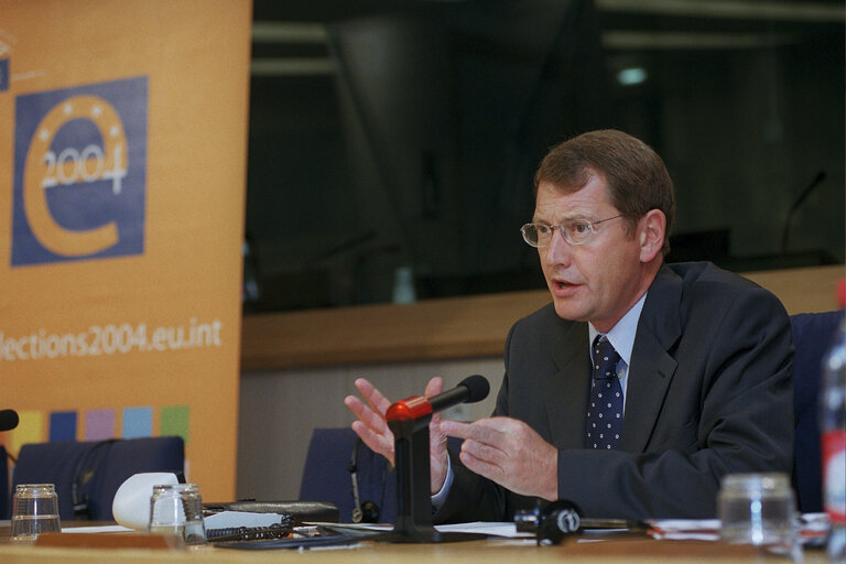 Fotografija 3: Press conference following the 2004 European Elections.