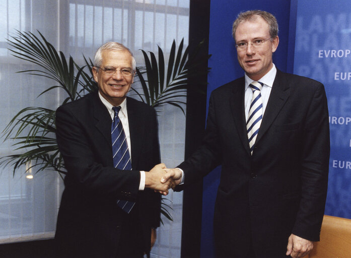 Φωτογραφία 5: Signature LEX with the EP President and the Dutch Minister for European Affairs.