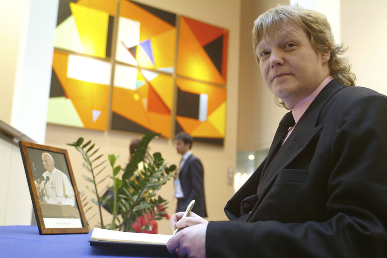 Photo 2 : MEPs signing the condolence register at the death op Pope Jean-Paul II.