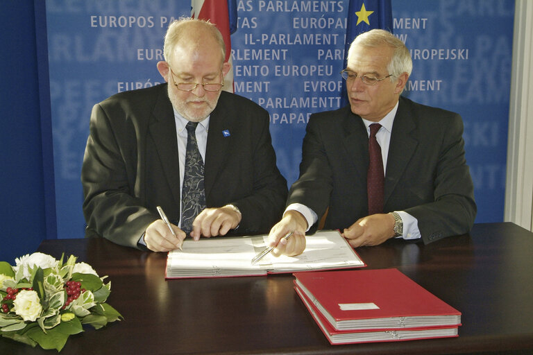 Fotografie 3: Signature LEX between the EP President and the UK Secretary of State for the Interior.