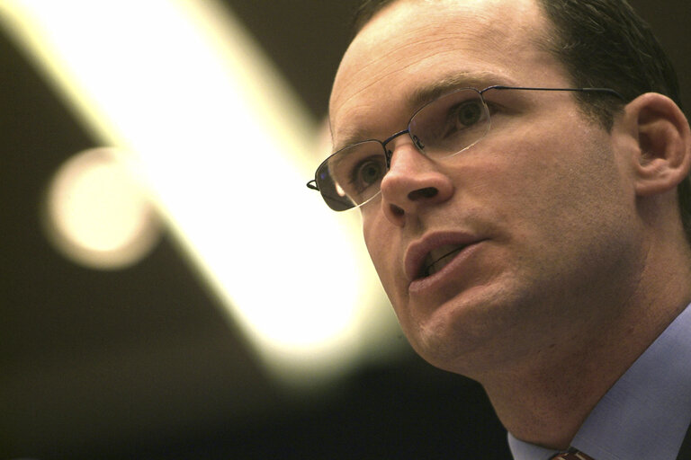 Fotó 3: Simon COVENEY in a meeting at the EP in Brussels.