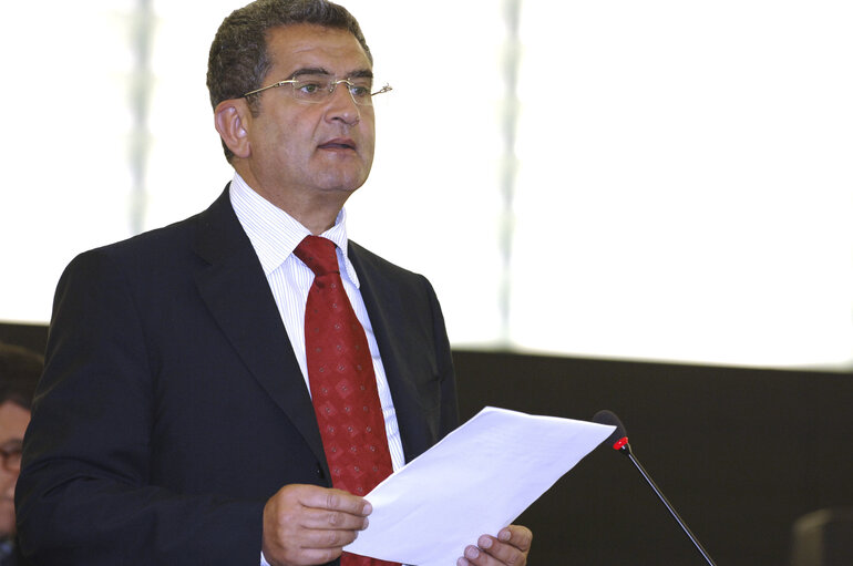 Foto 1: MEP Vincenzo LAVARRA speaks in plenary session in Strasbourg