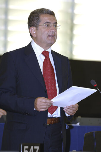 Fotografija 2: MEP Vincenzo LAVARRA speaks in plenary session in Strasbourg