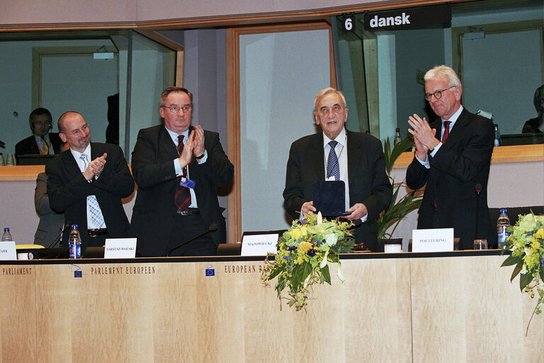 Fotografie 2: EP President awards the Schuman medal to former Polish Prime Minister.