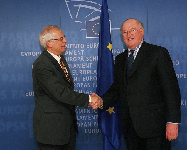 Fotografi 4: Current EP President meets with former EP President.