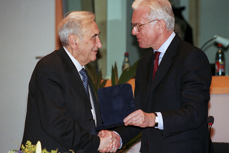 Fotogrāfija 3: EP President awards the Schuman medal to former Polish Prime Minister.