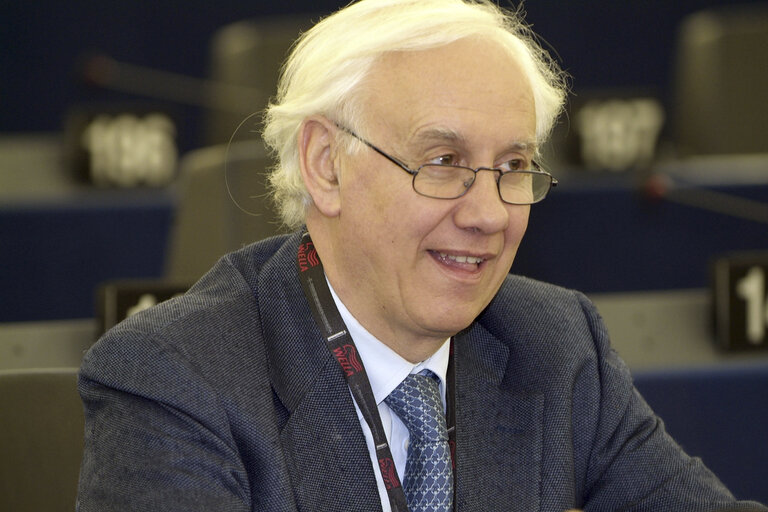 Foto 2: Paolo COSTA in a meeting at the EP in Brussels.