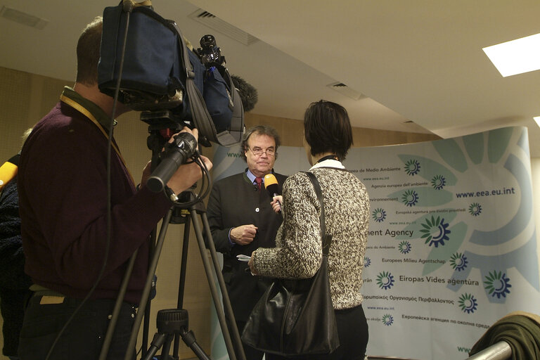 Photo 2 : Press conference on the European Environment: State and Outlook 2005, with the Commissioner for Institutional Relations and Communication Strategy and the Director of the European Environment Agency.