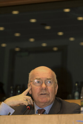 Fotografie 2: UK Secretary of State for Defence in a meeting at the EP in Brussels.