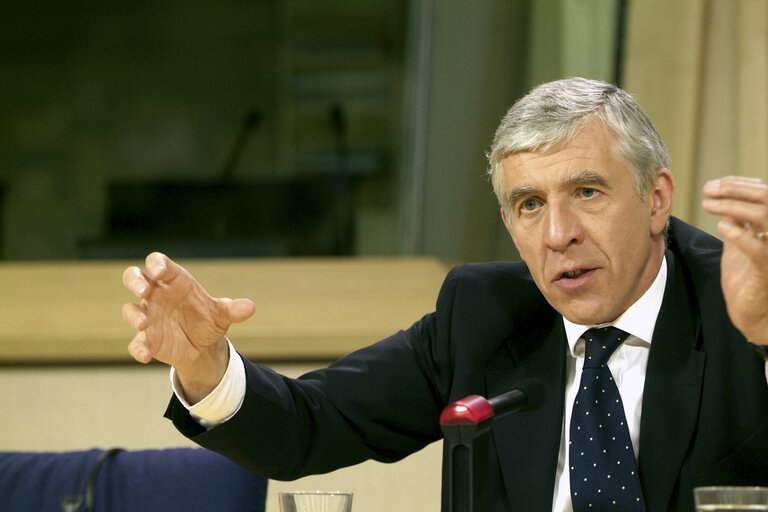 Photo 2 : UK Foreign Affairs Minister in a meeting at the EP in Brussels.