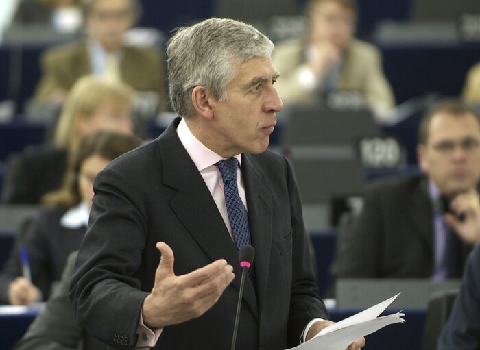 Photo 4 : The UK Foreign Affairs Minister in Plenary Session at the EP in Strasbourg.