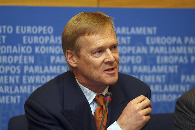 Photo 5 : Ari VATANEN in a meeting at the EP in Brussels